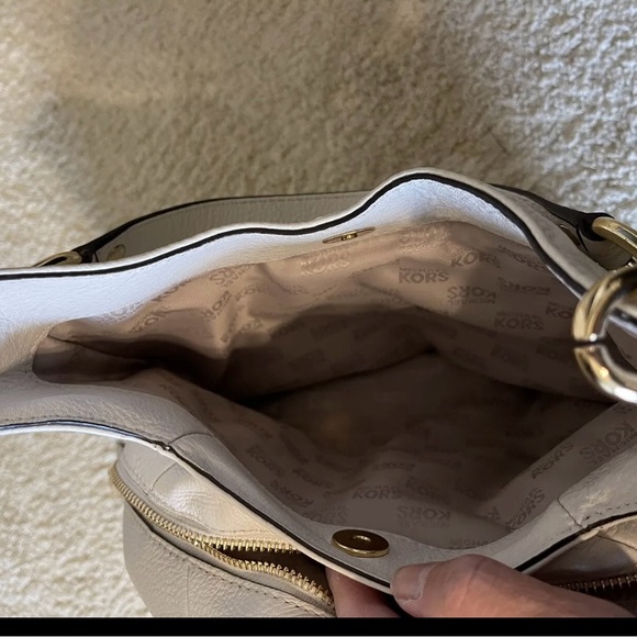 Michael Kors white leather handbag. - Picture 3 of 6